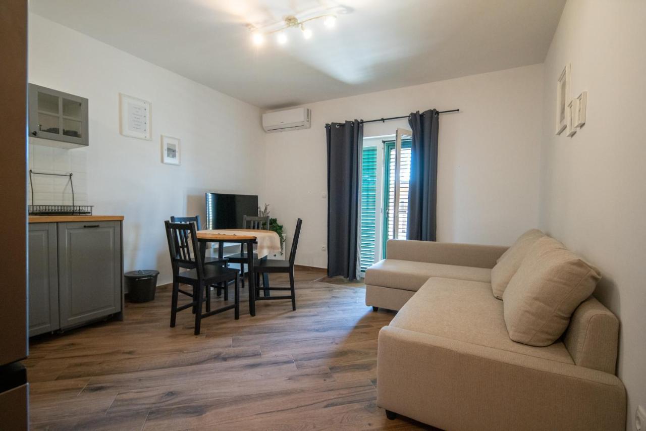 Apartmani Mara Pakoštane Buitenkant foto