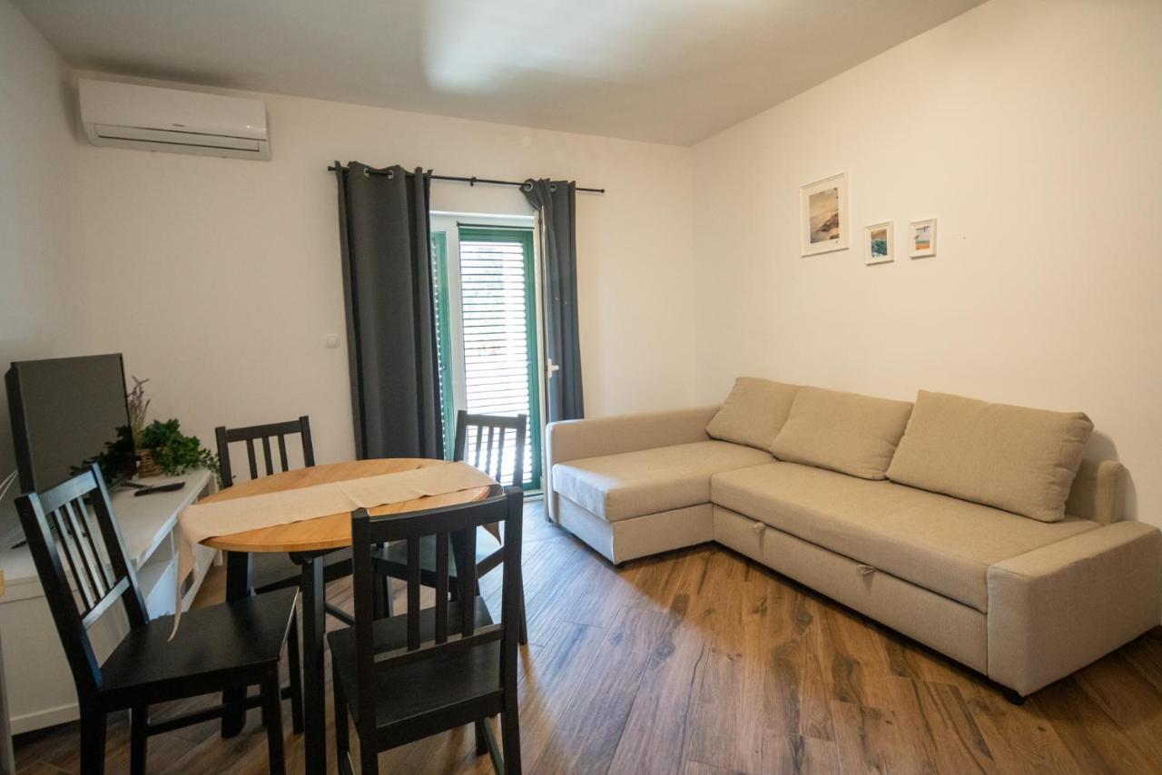 Apartmani Mara Pakoštane Buitenkant foto