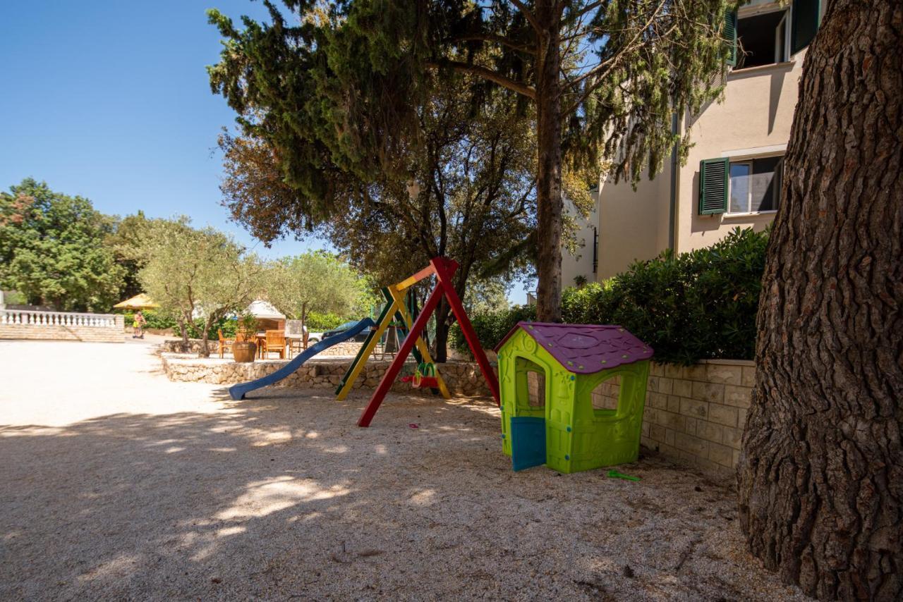 Apartmani Mara Pakoštane Buitenkant foto
