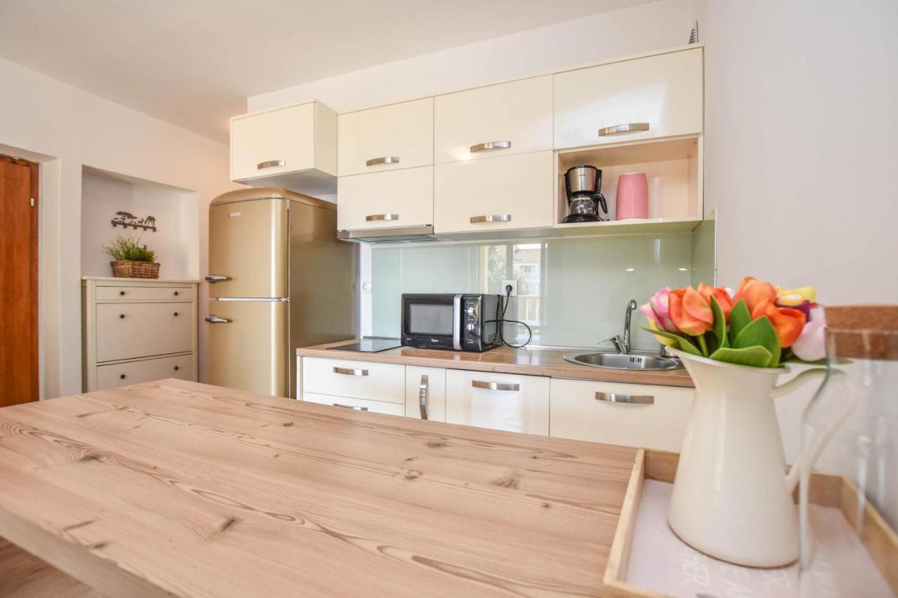 Apartmani Mara Pakoštane Buitenkant foto